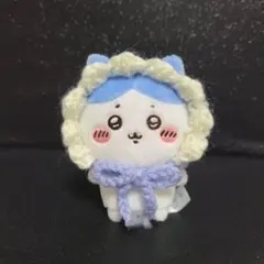 ちいかわ　おすわり ぬいぐるみ　ハチワレ　フリル付きボンネット ブルー