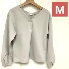 グレー　カットソー　ブラウス風