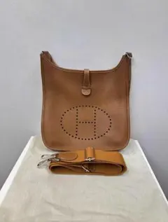 棕色皮革肩背包