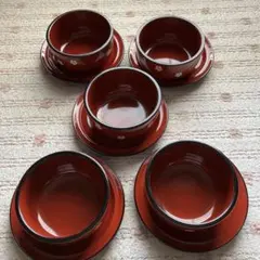 白い花模様の赤い漆器　受皿付き　5点セット