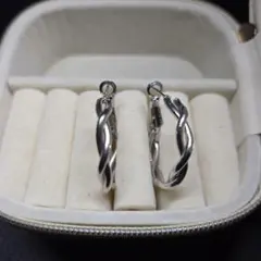 シルバー ツイストデザイン フープピアス