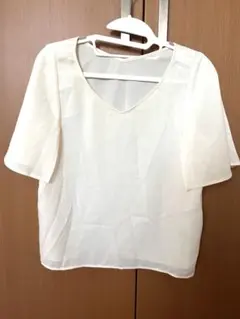 【美品】ホワイト インデックス 半袖ブラウス Vネック Mサイズのサムネイル