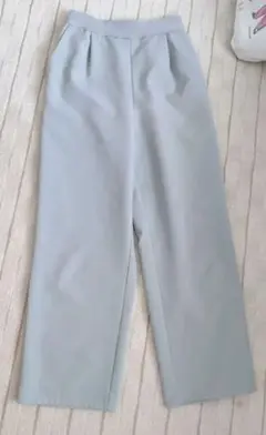 グレー ストレートレッグ スラックス