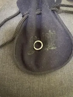 シンプルな金属製片耳用ピアス　シルバー