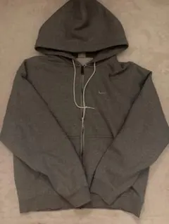 NIKEのグレーのジップアップパーカー