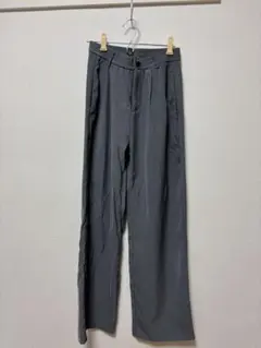 グレー ストレートパンツ
