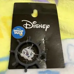 ドナルドダック90周年 舵輪ピンバッジ