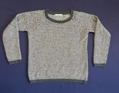 シルバーとグリーンのニットセーター