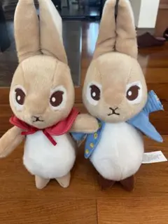 ウサギのぬいぐるみ 赤いマント 青いコート