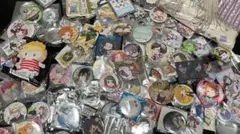 ①アニメグッズ大量まとめ売り80点 缶バッジ アクキー