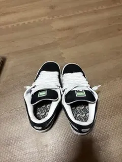 PUMA スウェード ブラック/ホワイト スニーカー