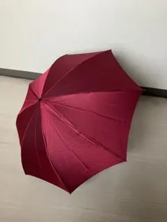 表が赤、裏がチェック柄の折りたたみ傘