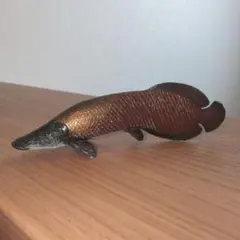 カロラータ　ピラルクー　フィギュア ブラウン・ゴールド　古代魚