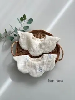 【new⸝⋆】ダブルガーゼのぽこぽこスタイ✺つぶつぶflower刺繍/花びら型