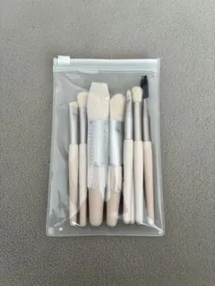 【新品・未使用】メイクブラシセット 7本セット 収納ケース付きのサムネイル