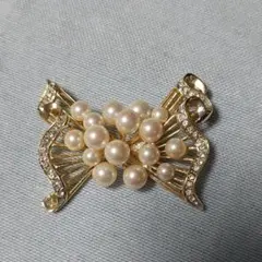 美品　アンティーク風　パールとクリスタルのレトロな リボンブローチ