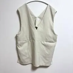 ベージュ Vネック ノースリーブ トップス　ローリーズファーム　LOWRYS