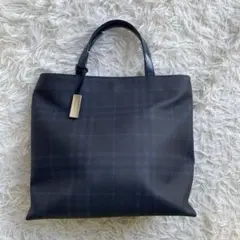 バーバリーロンドン　トートバッグ　チャーム　ハンドバッグ　チェック　金具　黒
