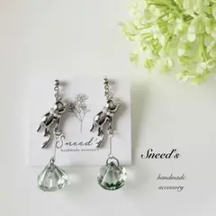 ▪シルバーぶら下がり猫チャーム×ダイヤビーズピアス／イヤリング