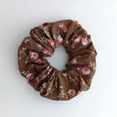 ハンドメイド　ブラウンベース　赤いお花柄シュシュ