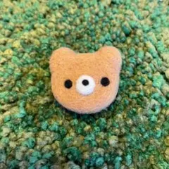 羊毛フェルト　ブローチ　くま君