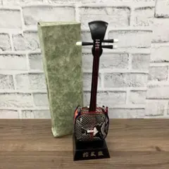 E-4②【希少・美品】沖縄 伝統楽器 三線 ミニチュア 蛇皮線 台座付き E-4②【希少・美品】沖縄 伝統楽器 三線 ミニチュア 蛇皮線 台座付き