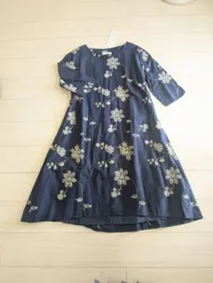 刺繍入りネイビー長袖コットンロングワンピース