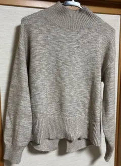 ベージュ系タートルネックニットセーター