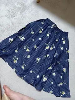 ネイビー 花柄スカートのサムネイル