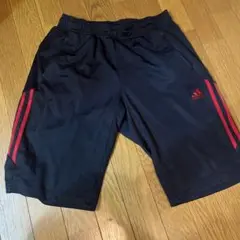 adidas 黒 ショートパンツ 赤いストライプ