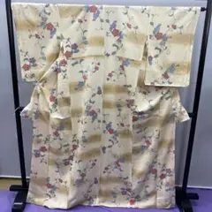 紬着物 雲柄に花模様 魚肚白色 K-5683 紬着物 雲柄に花模様 魚肚白色 K-5683 - メルカリ