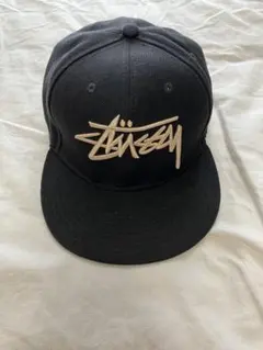 Stussy 黒 スナップバックキャップ