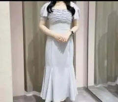 アンミール フリル付きグレーのマーメイドラインワンピース