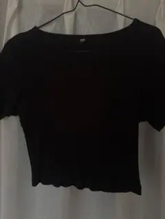 UNIQLO ブラック クロップドTシャツ 半袖