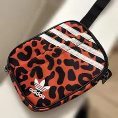 adidas ヒョウ柄ショルダーバッグ　赤色