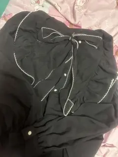 リボン付き黒長袖シャツ