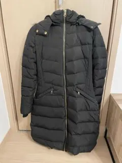 フード付きブラックダウンジャケット