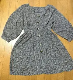 レデース　長袖ワンピース　Mサイズ　黒　小花柄