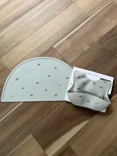 apres les cours シリコンマットとエプロ ンビブセット