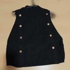 黒いニットベスト ボタン付き