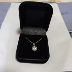 シルバーのペンダントにラウンドカットクリスタルが輝くネックレス