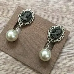 ●カメオ風揺れる大粒パール添えイヤリング 黒ブラック 銀シルバー 大ぶり