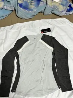 Under Armour 長袖Tシャツ グレー・ダークグレーのサムネイル