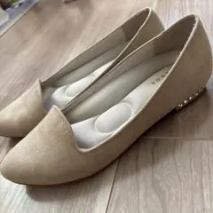 ベージュ スエード パンプス ビジュー付き