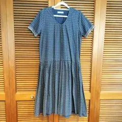 BEAMS　ネイビーと赤のパターン　チューリップ　レトロ　半袖　ひざ丈ワンピースのサムネイル