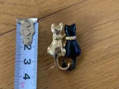 【傷あり】猫のブローチ 金色と黒色