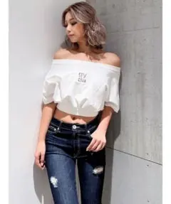 GYDAジェイダSquare gyda エンボス オフショル トップス白Tシャツのサムネイル