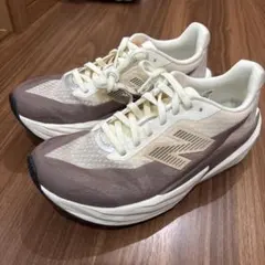 ニューバランス　fuellcell rebel v5 レディース　25cm