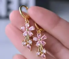 桜 ピンクストーン ピアス ゴールド 揺れる フラワー 可愛い 春アクセサリー