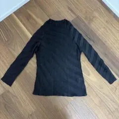 【試着のみ】me ISSEY MIYAKE 斜めプリーツ トップス 長袖 黒のサムネイル